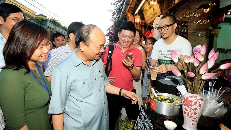 Prime Minister Nguyen Xuan Phuc visits the ancient town of Hoi An.