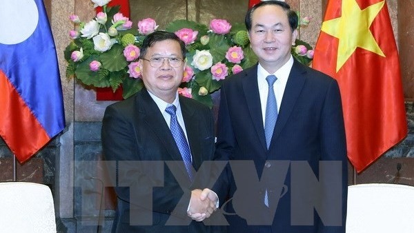 Vietnamese President Tran Dai Quang (right) receives Lao NA Vice Chairman Somphan Phengkhammy. (Credit: VNA)