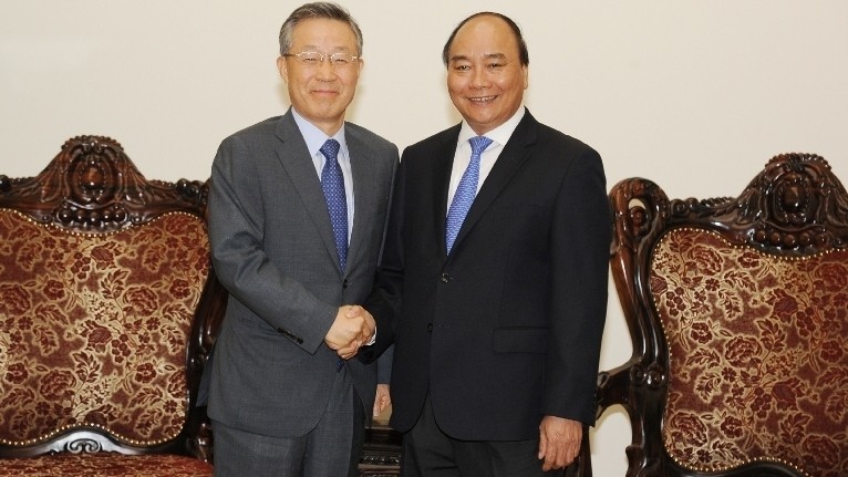 PM Nguyen Xuan Phuc receives the RoK’s former Minister of Policy Co-ordination Yoon Dae-hee in Hanoi on August 16. (Credit: VGP)