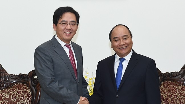 Prime Minister Nguyen Xuan Phuc and Chinese Ambassador Hong Xiaoyong