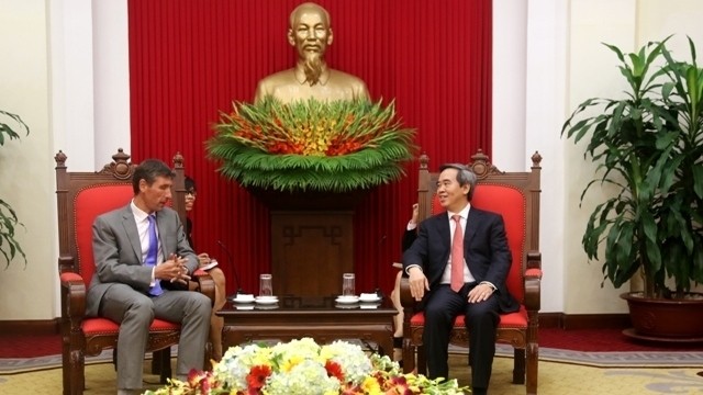 Head of the PCC’s Economic Commission Nguyen Van Binh (right) receives UK Ambassador to Vietnam Giles Lever. (Credit: NDO)
