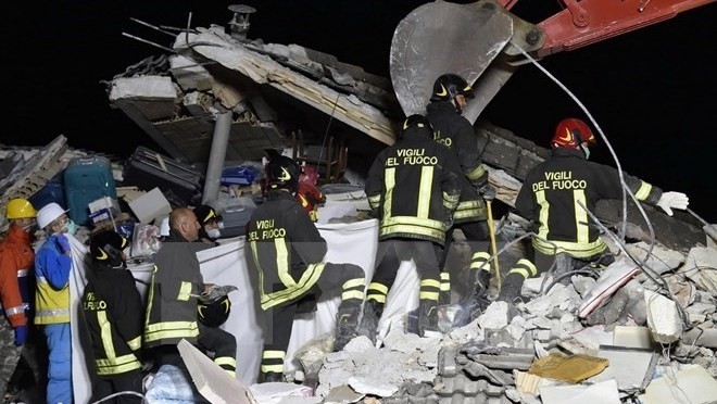  Rescue teams are searching for victims (Photo: EPA/VNA) 
