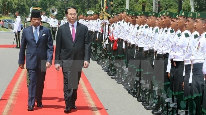 President Tran Dai Quang (R) and Bruneian Sultan Haji Hassanal Bolkiah Mu’izzaddin Waddaulah inspect the guard of honour at the welcoming ceremony on August 27 (Photo: VNA)