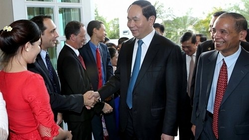 President Tran Dai Quang visits officials and staff at the Vietnamese Embassy in Brunei on August 26. (Credit: VNA)