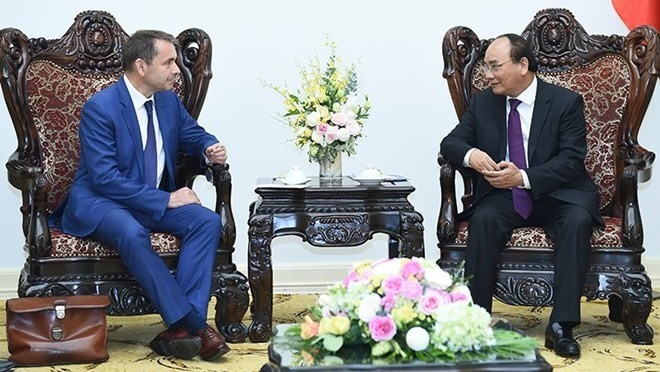 Prime Minister Nguyen Xuan Phuc (R) and French Ambassador to Vietnam Jean Noel Poirier (Source: baochinhphu.vn)
