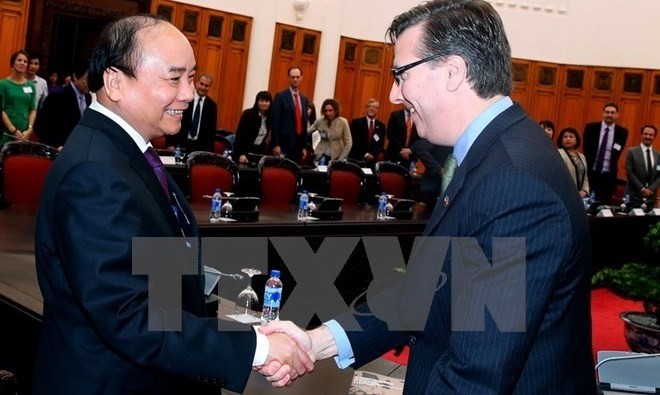 Prime Minister Nguyen Xuan Phuc (L) shakes hands with US-ABC President and CEO Alexander C Feldman (Photo: VNA)