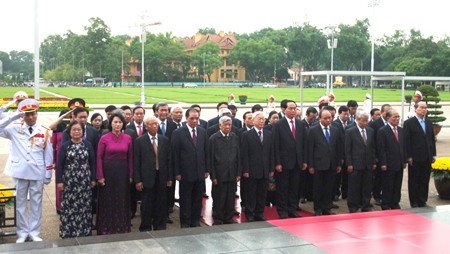 Party, State leaders pay tribute to President Ho, fallen soldiers (Photo: VGP)