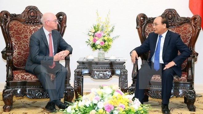 PM Nguyen Xuan Phuc (right) receives IMF Resident Representative in Vietnam Jonathan Dunn. (Credit: VNA)