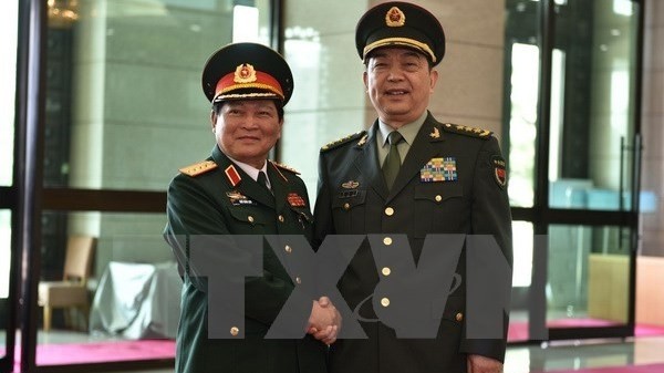 Vietnamese Defence Minister General Ngo Xuan Lich (left) and his Chinese counterpart Senior Lieutenant Gen Chang Wanquan (Credit: VNA)