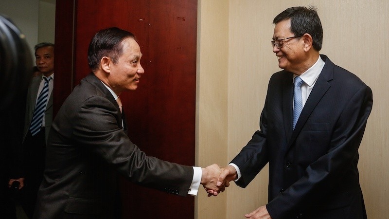 Deputy Foreign Minister and Head of the National Border Committee Le Hoai Trung (L) and Senior Minister and Government advisor for border issues Var Kimhong. 