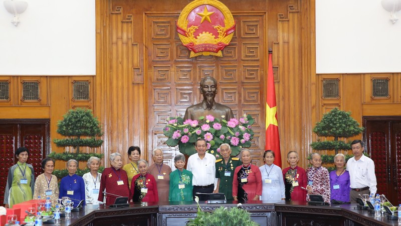 Deputy PM Truong Hoa Binh receives delegation of revolutionaries from Hau Giang province. (Credit: VGP)