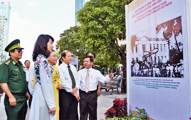 Delegates enjoying a photo exhibition on Nguyen Hue pedestrian street in Ho Chi Minh City (Credit: NDO)