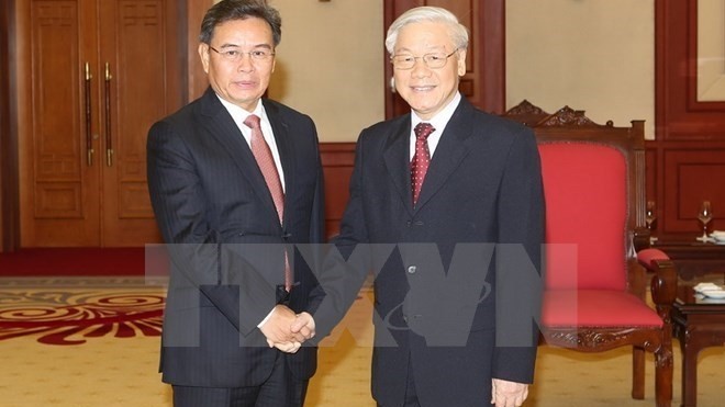 Party General Secretary Nguyen Phu Trong (R) and Chairman of LFNC Central Committee Saysomphone Phomvihane (Source: VNA)