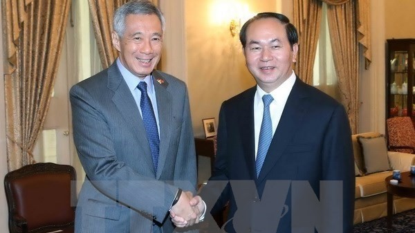 Vietnamese President Tran Dai Quang (right) and Singaporean PM Lee Hsien Loong (Credit: VNA)