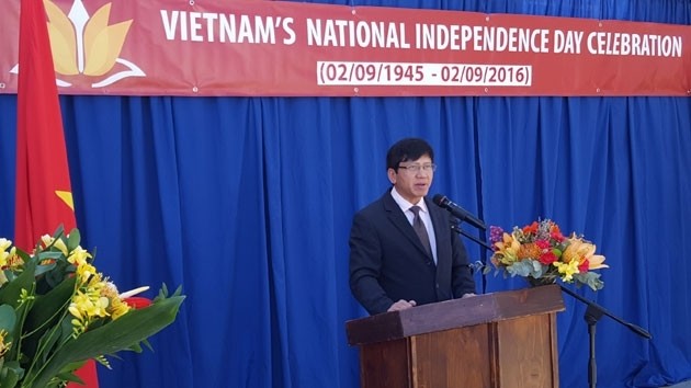 Vietnamese Ambassador to South Africa Le Huy Hoang addresses the ceremony.