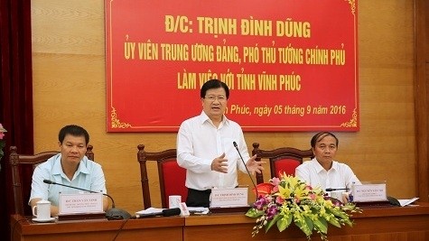 Deputy PM Trinh Dinh Dung speaking at the working session with leaders of Vinh Phuc province (Credit: VGP)