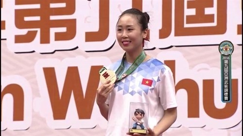 Tran Thi Khanh Ly wins the gold medal at the women’s taijijian event. (Credit: hanoimoi)