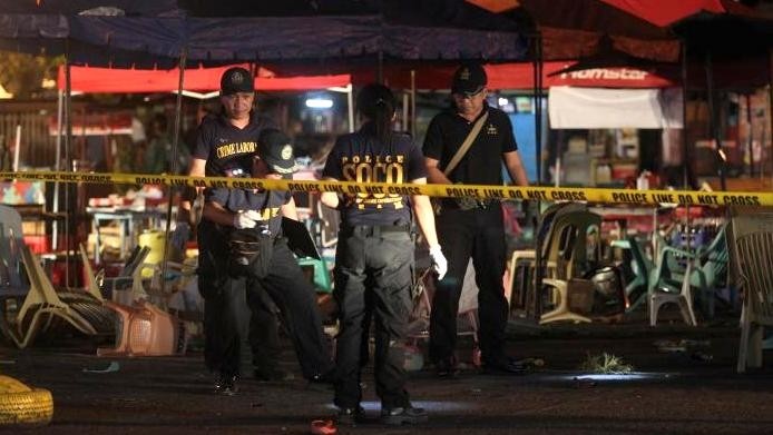 Police investigators inspect the area of a market where an explosion happened in Davao city, Philippines September 2, 2016. (Credit: Reuters)