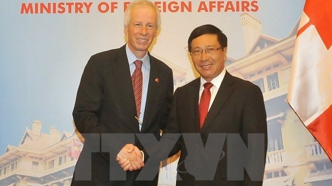 Deputy PM and Foreign Minister Pham Binh Minh (right) and Canadian Foreign Minister Stephane Dion (Credit: VNA)