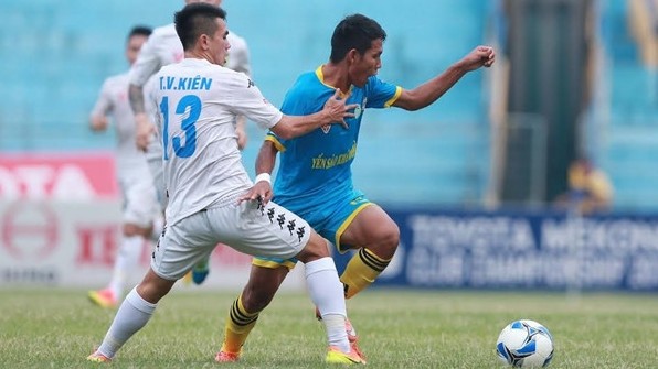 Hanoi and Khanh Hoa players compete for the ball during their 24th-round clash on Sunday.