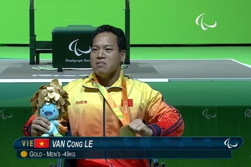 Powerlifter Le Van Cong wins a historic gold medal at the 2016 Paralympics.