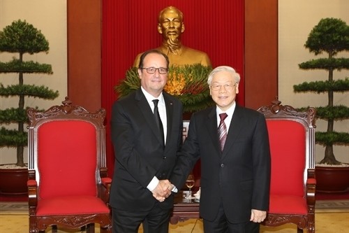 Party General Secretary Nguyen Phu Trong (R) and French President Francois Hollande. (Photo: VNA)