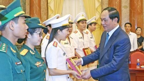 President Tran Dai Quang presents gifts to the young delegates. (Photo: VNA)