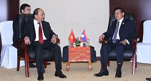 Prime Minister Nguyen Xuan Phuc meets Prime Minister Thongloun Sisoulith. (Photo: VOV) 