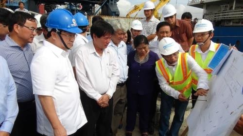 Deputy Prime Minister Trinh Dinh Dung (first from left) inspects the Duyen Hai Power Centre (Photo: VGP)