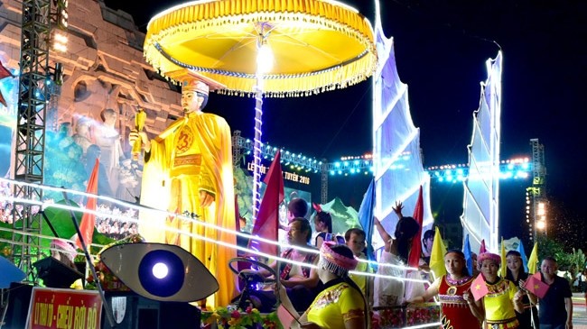 A lantern-float at the festival (Credit: baotuyenquang.com.vn)