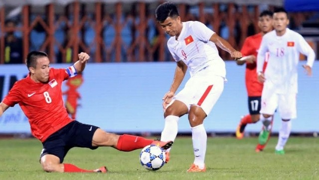 Vietnam (in white) were unable to overcome Singapore in their clash at Hang Day Stadium Hanoi on September 11. (Credit: sggp.org.vn)