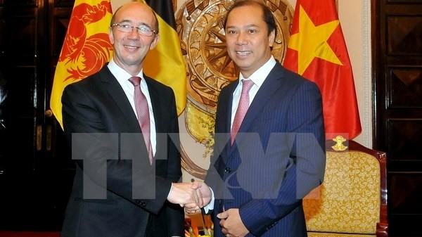 Deputy Foreign Minister Nguyen Quoc Dung (right) and Wallonie-Bruxelles Minister-President Rudy Demotte. (Credit: VNA)