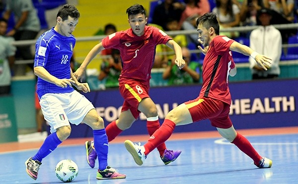 Vietnam (in red) played defensively, proving difficult for Italy’s strikers to breakthrough. (Credit: VNE)