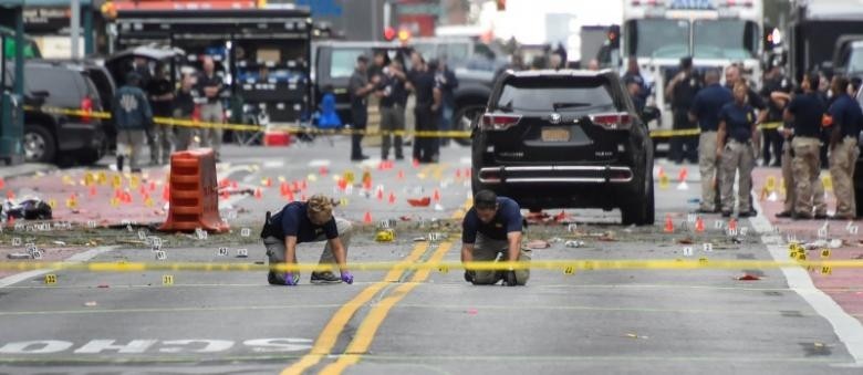 Federal Bureau of Investigation (FBI) officials mark the ground near the site of an explosion in the Chelsea neighborhood of Manhattan, New York, U.S. September 18, 2016. (Photo: Reuters)