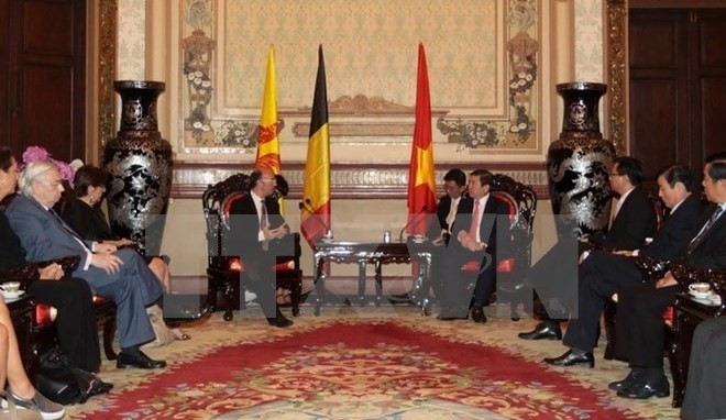 Chairman of the municipal People’s Committee Nguyen Thanh Phong (R) receivesMinister-President of the Federation Wallonie -Bruxelles Rudy Demotte (Source: VNA)