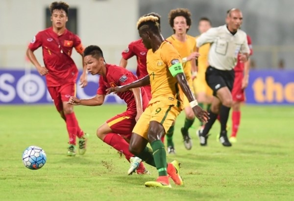 U-16 Vietnam (in red) play an excellent game against U-16 Australia.