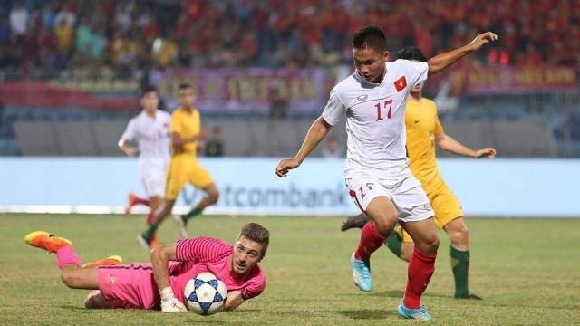 U19 Vietnam (in white) now only have chance to compete for third place after suffering a humiliating 2-5 loss to their Australian rivals (yellow) in the semifinal in Hanoi on September 22. (Credit: vietnamnet.vn)