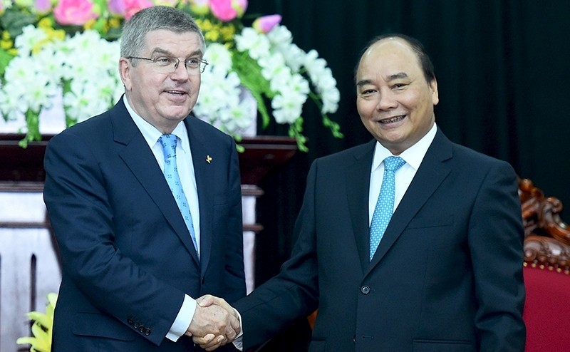 Prime Minister Nguyen Xuan Phuc receives Thomas Bach, President of the International Olympic Committee. (Photo: VGP)