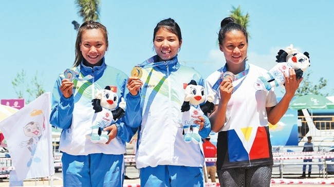 Bui Thu Thao (centre) secured a gold medal for Vietnam in the women’s long jump event.