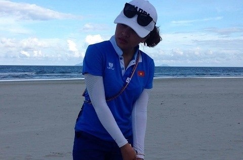 Phan Thi Phuong won the first gold medal in the women’s Fairway single event of Beach Woodball. (Credit: thethaovanhoa.vn)