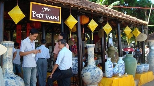 A pavilion featuring Bat Trang pottery products at the 2016 Hanoi Traditional Craft Village Tourism Festival 