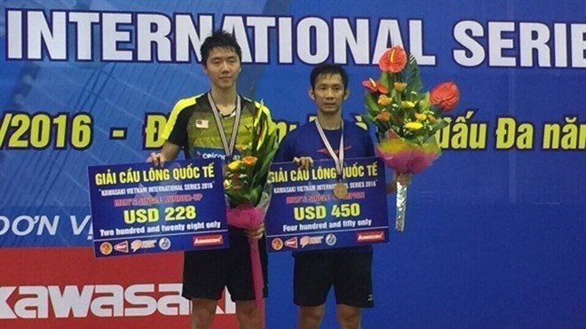 Winner Nguyen Tien Minh (right) and runner-up Lim Chi Wing. (Photo: facebook Tien Minh)