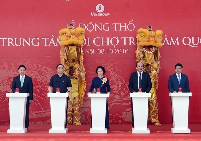 NA Chairwoman Nguyen Thi Kim Ngan (centre) presses the button to start work on the national exhibition and fair centre in Hanoi.