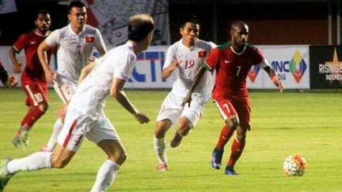Vietnam (in white) tie 2-2 with hosts Indonesia (in red) after taking a 2-0 lead within eight minutes of the first half of a friendly match at Maguwoharjo Stadium in Yogyakarta, Indonesia, October 9. (Credit: goal.com)