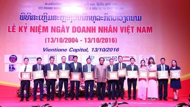 Companies from the Vietnamese association receive certificates of merit  at the event (Photo: VNA)