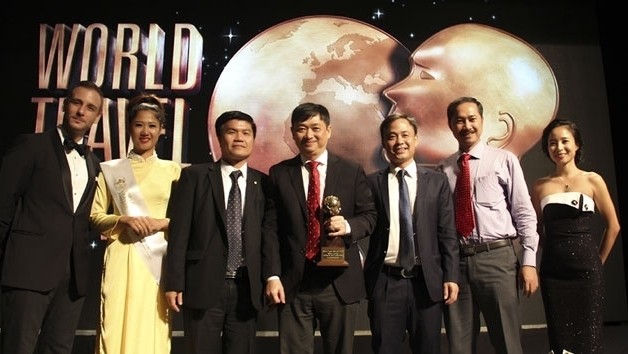 Dang Viet Dung (centre), Vice Chairman of the Da Nang People’s Committee, receives the award. (Credit: NDO)