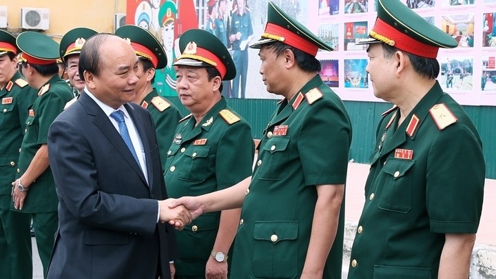 PM Nguyen Xuan Phuc with the staff of the Academy of Politics.