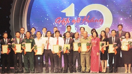 Outstanding enterprises and entrepreneurs receive campaign medals from the VJA. (Credit: congluan.vn)