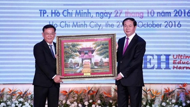 President Tran Dai Quang presents a gift to the UEH. (Credit: thanhnien.com.vn)