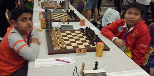 Vietnamese chess player Nguyen Quoc Hy (R) at the tournament. (Photo: hanoimoi.com.vn)
